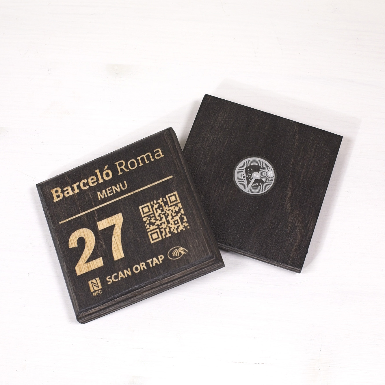 Supporto QR Easy75 NFC in legno wengé realizzato da Pusateri Maker