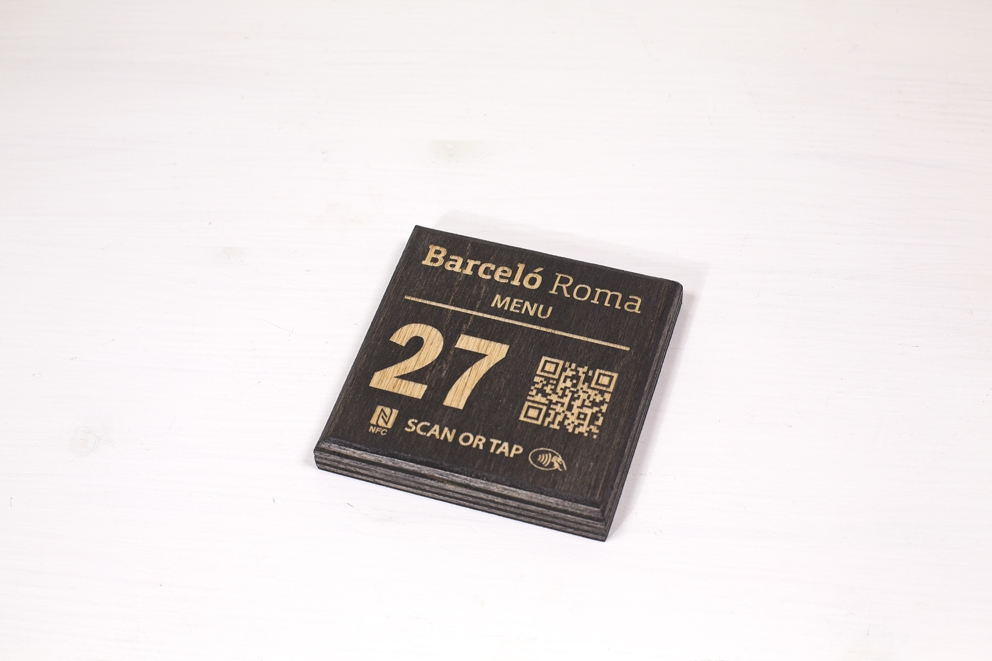 QR Easy75 in legno scuro realizzato per Barceló Roma, con numero tavolo, QR e indicazione NFC