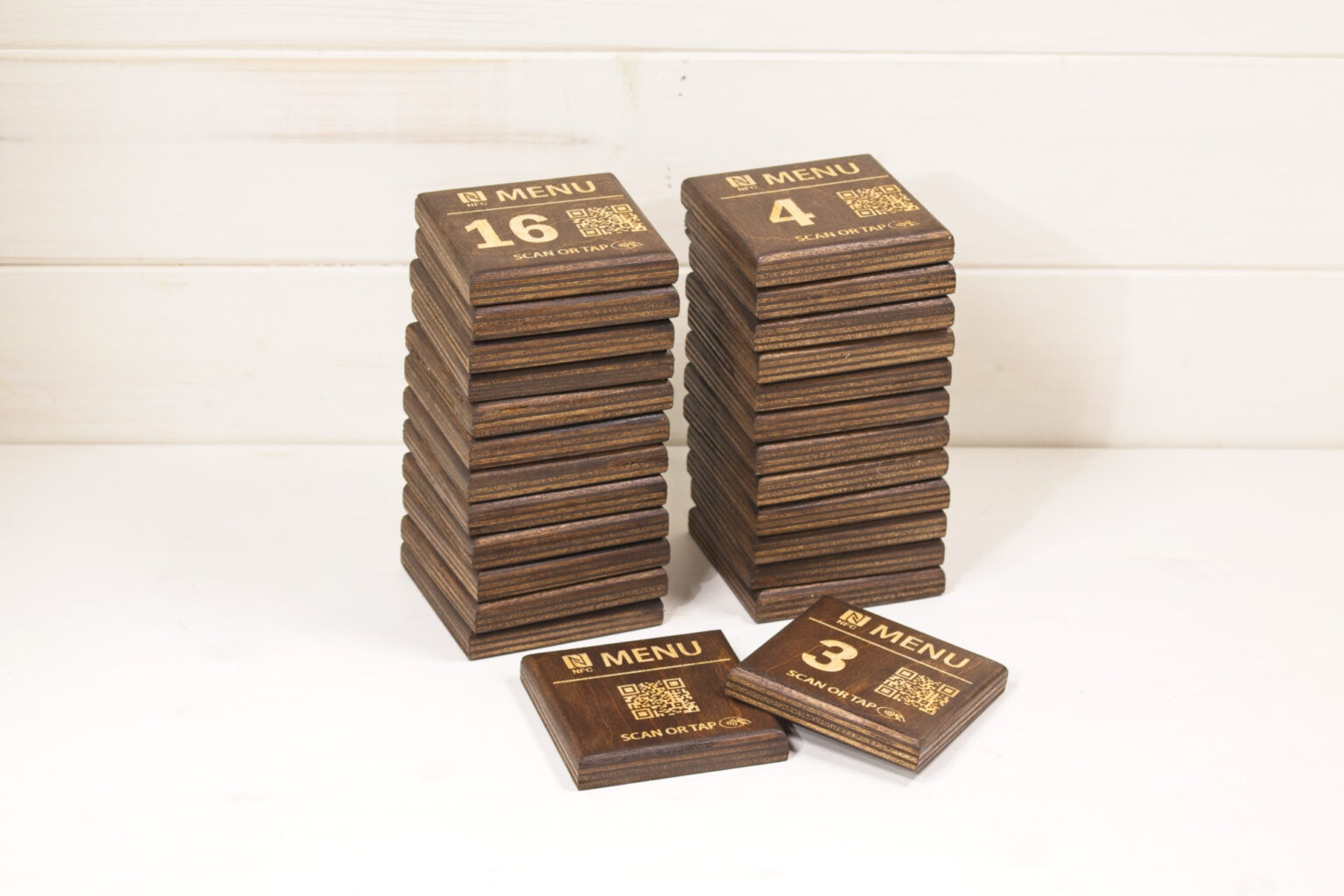 Fornitura reale di QR Easy75 in legno, disposti in due pile e con alcuni supporti in primo piano